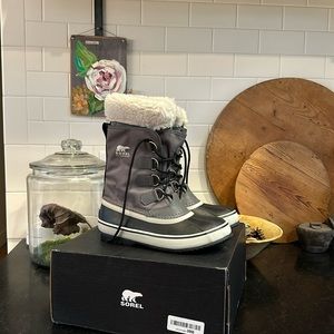 NEW Sorel Winter Carnival boots, size 8